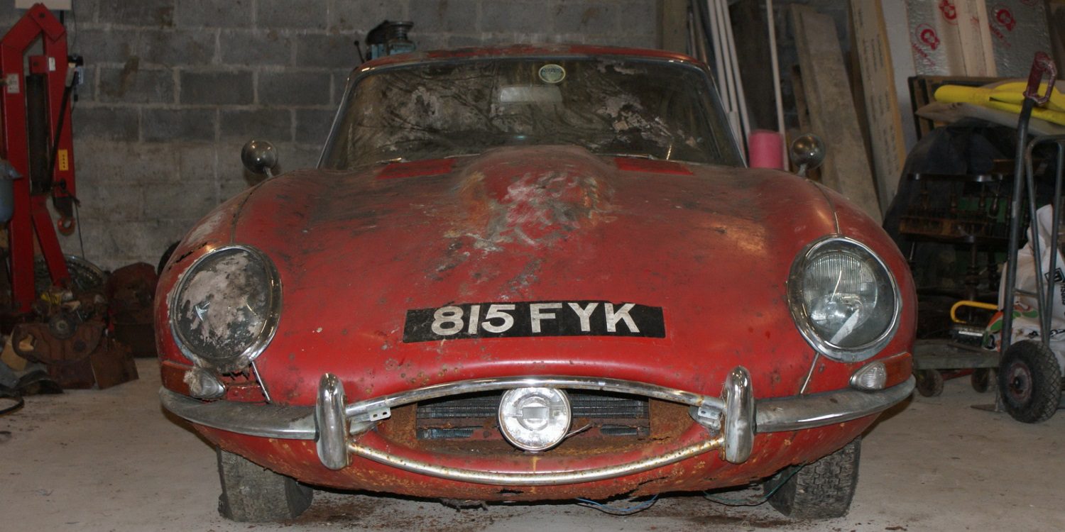 A subasta el Jaguar abandonado del creador del logo de The Beatles