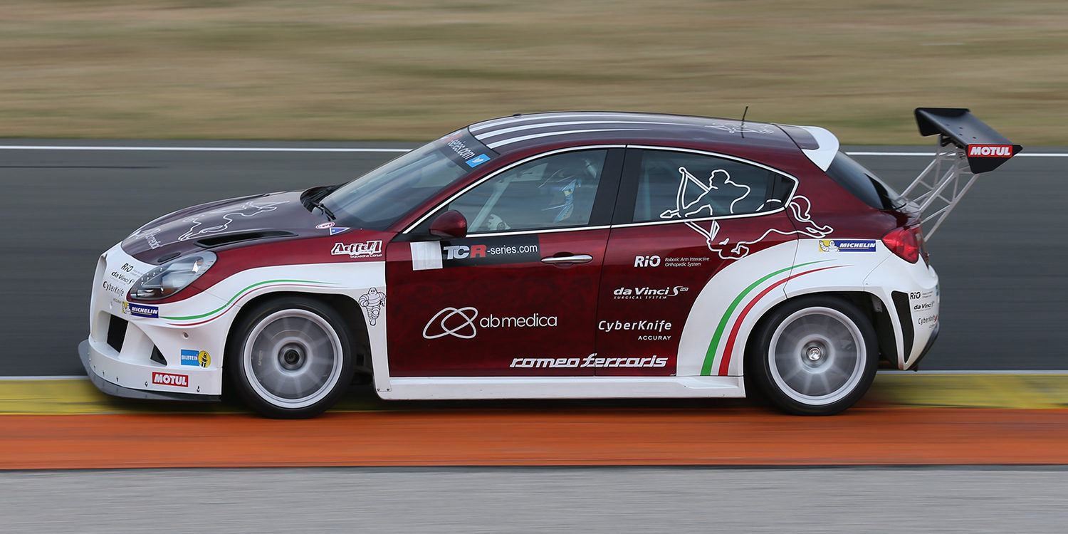 Nicola Larini prueba ocho coches en el BOP del TCR en Valencia