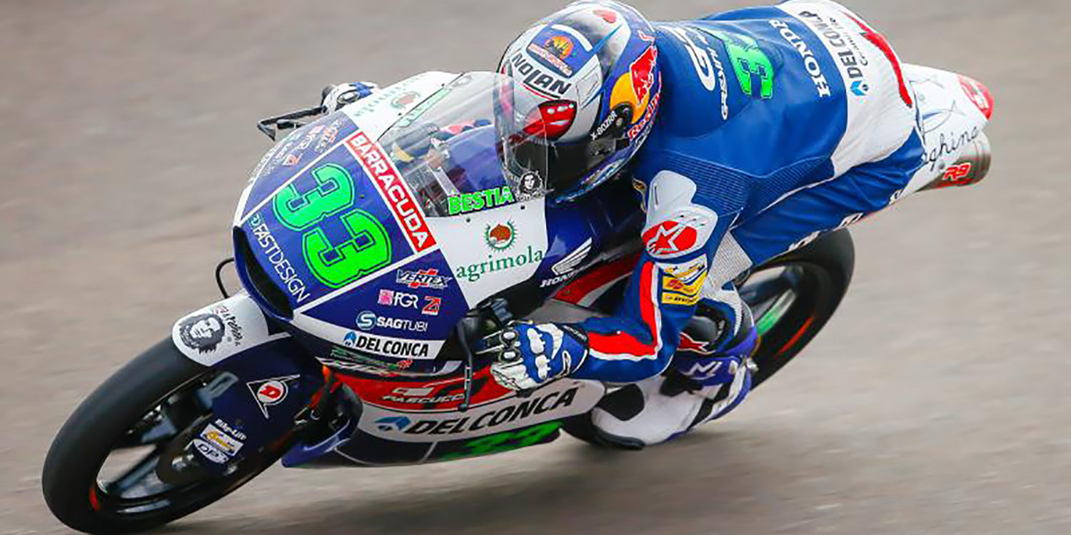 Enea Bastianini domina en una pista muy sucia