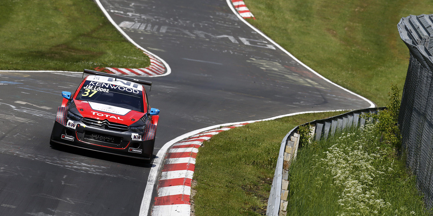José María López recibe el premio como el mejor piloto en el Nürburgring Nordschleife