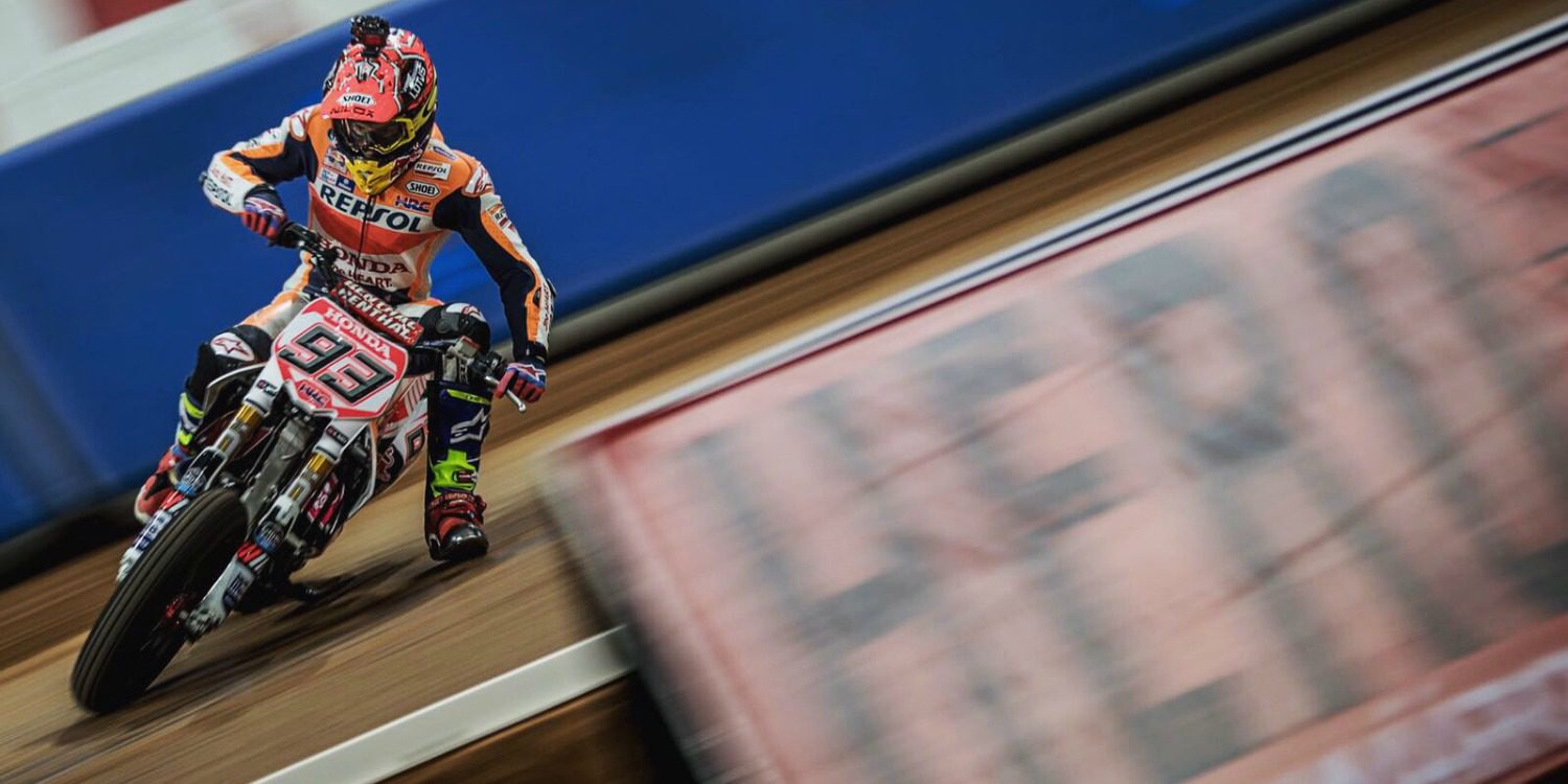 Gana Marc Márquez y empata 2-2 con Brad Baker