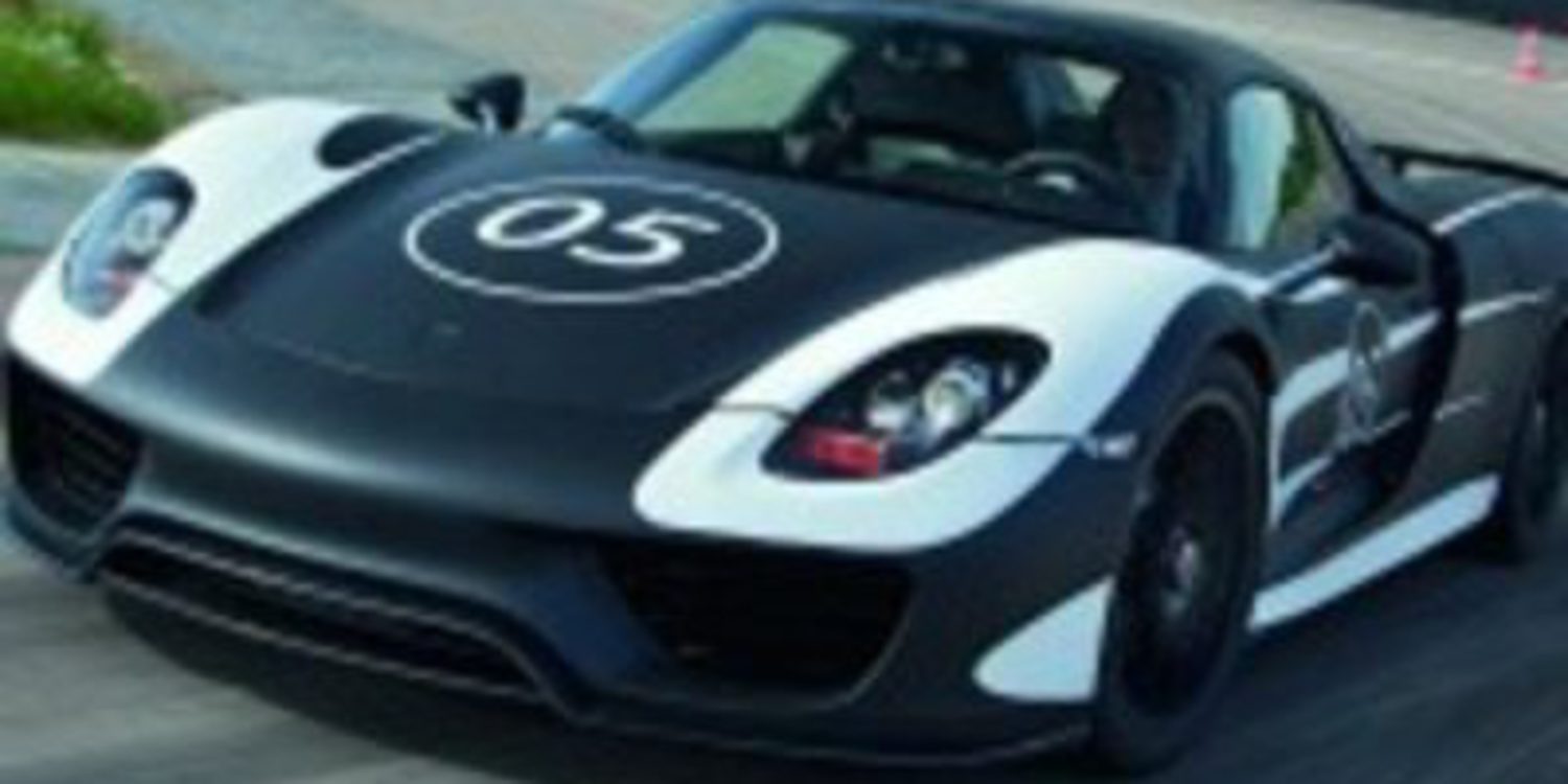 El Porsche 918 Spyder rueda a cara casi descubierta