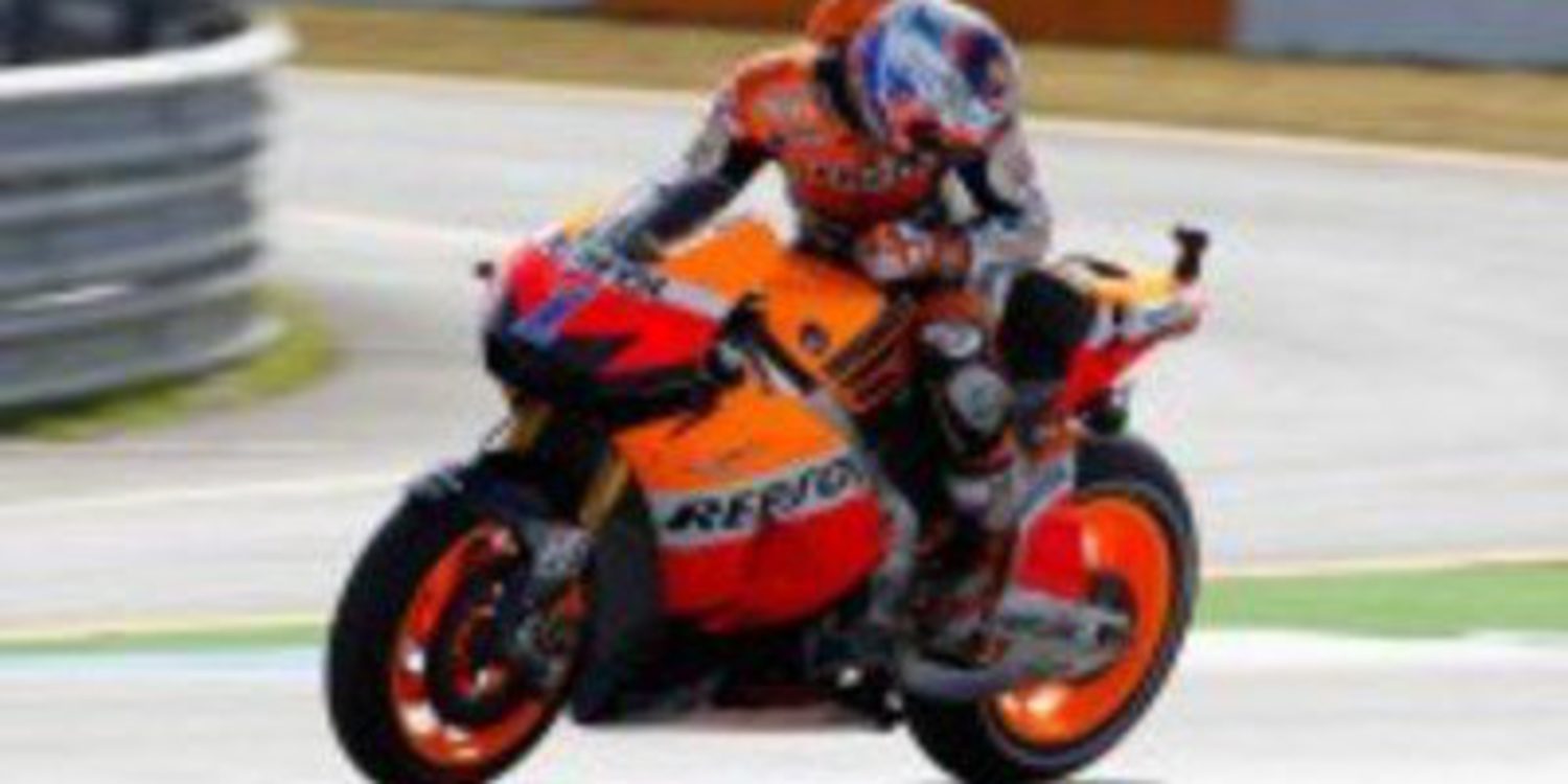 Casey Stoner ya domina los FP1 y se olvida de su retirada