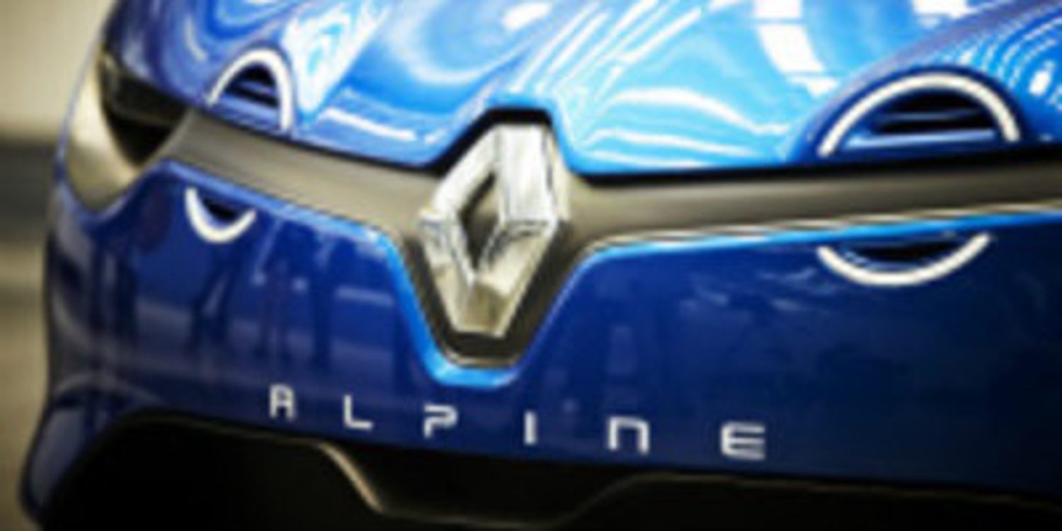 El Alpine A110-50 en movimiento por el circuito  de Mortefontaine