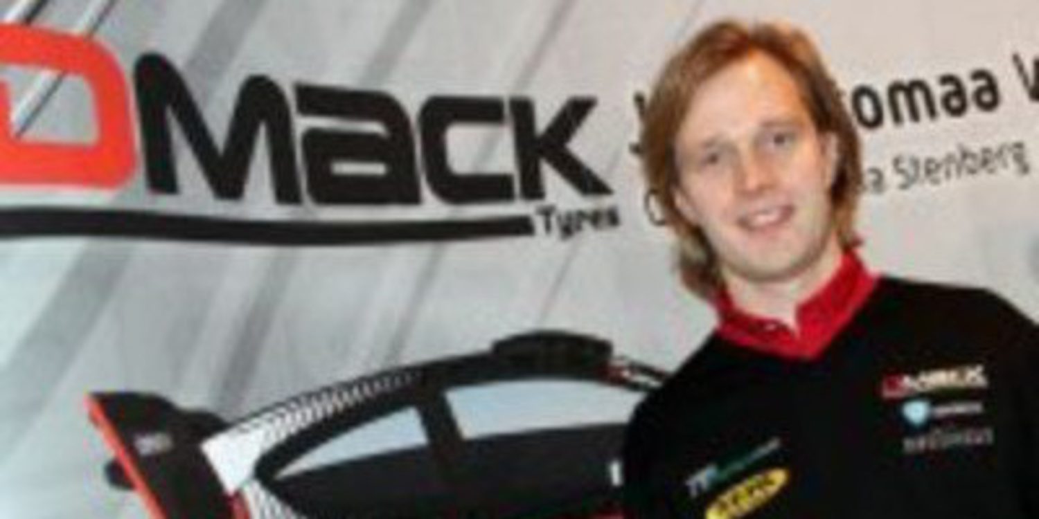 Jari Ketomaa prueba los DMACK cerca del escenario del rallie griego