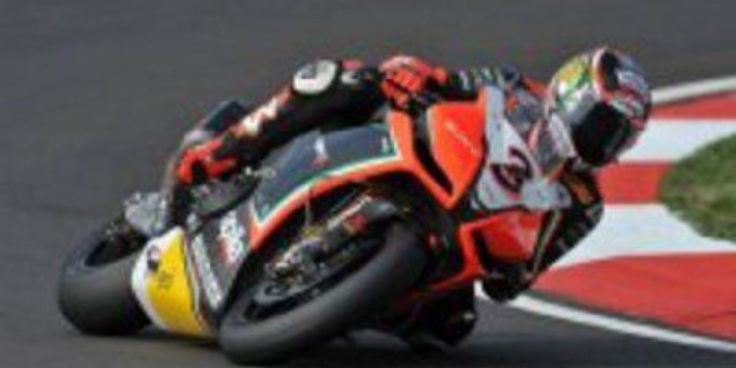 Max Biaggi comienza marcando la pauta en Motorland