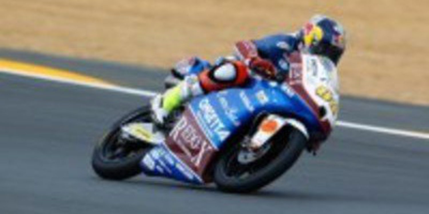 El checo Jakub Kornfeil comienza dominando los libres de Moto3