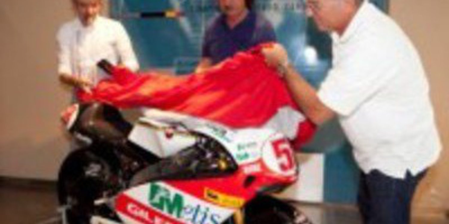 El grupo Piaggio entrega la Gilera 250cc de Simoncelli a su padre