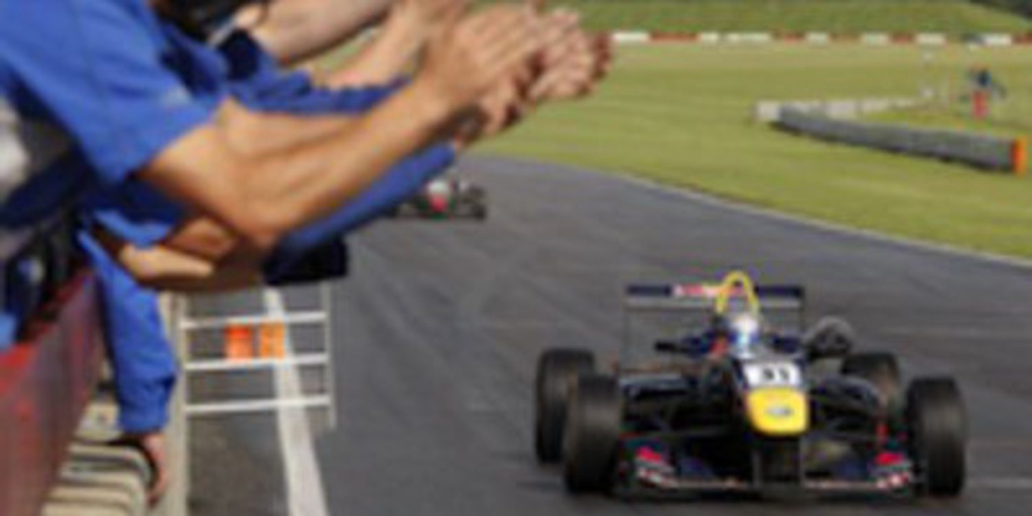 Carlos Sainz Jr se hace con una victoria sabática bajo la lluvia en Snetterton