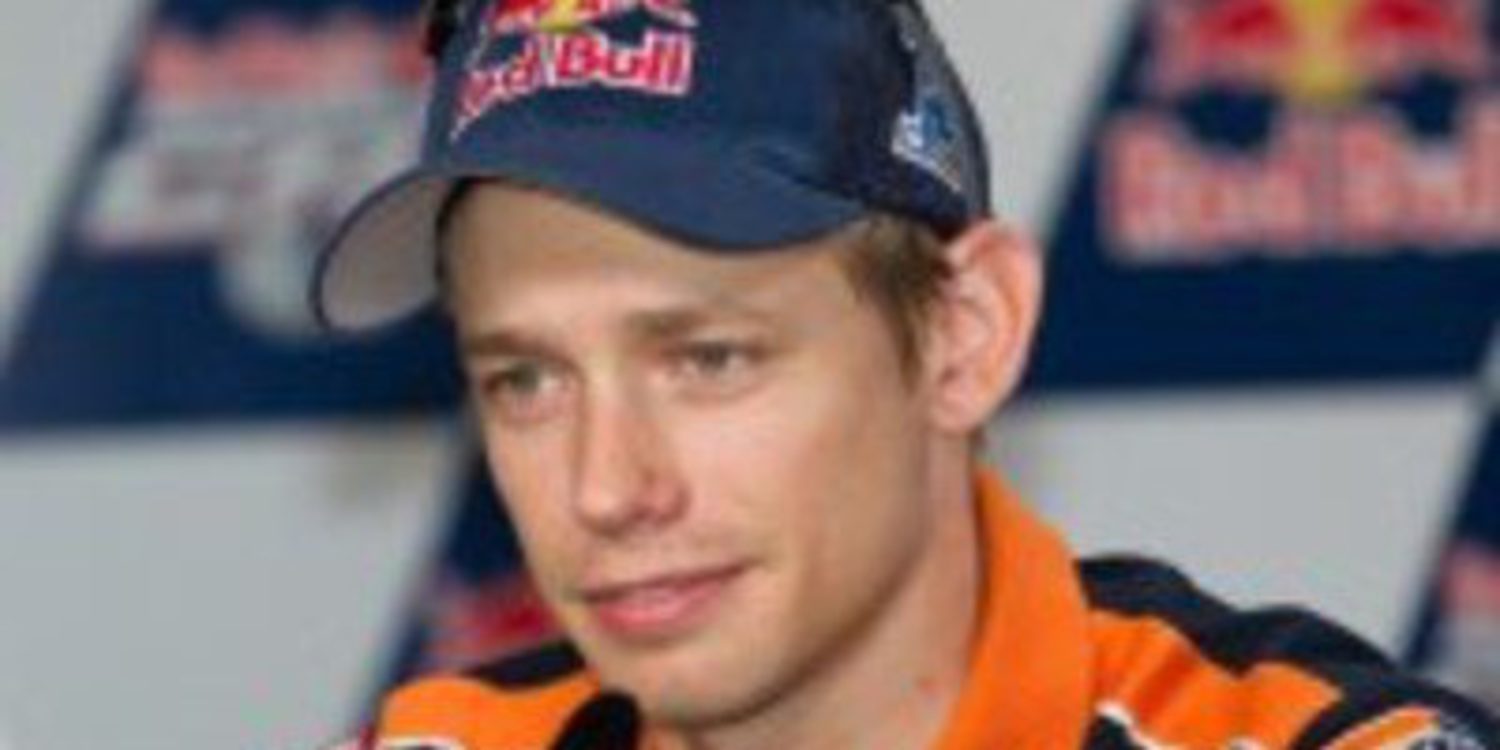 Casey Stoner domina los FP1 de MotoGP y Héctor Barberá da el susto