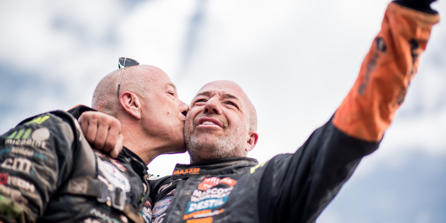Tom y Tim Coronel consiguen completar el Dakar