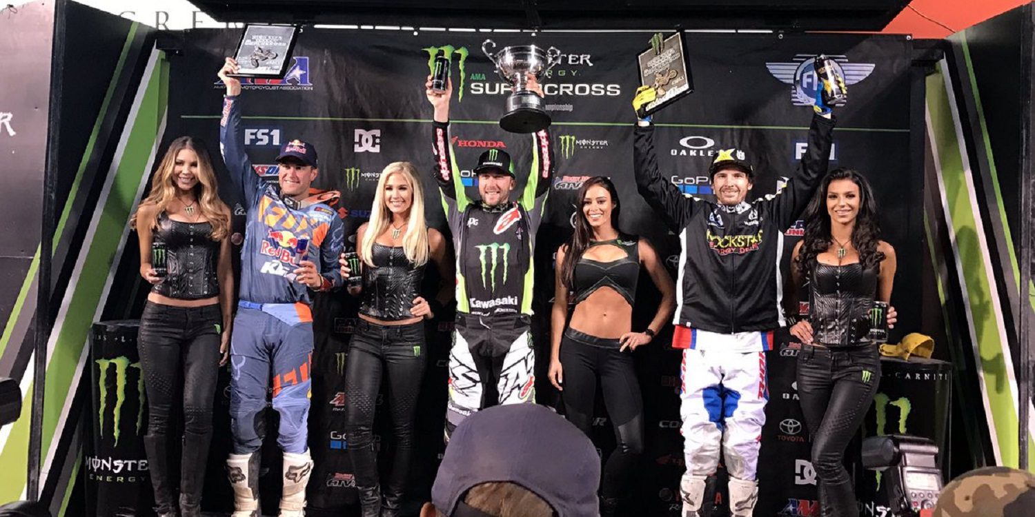 Tomac desde atrás por encima de todos
