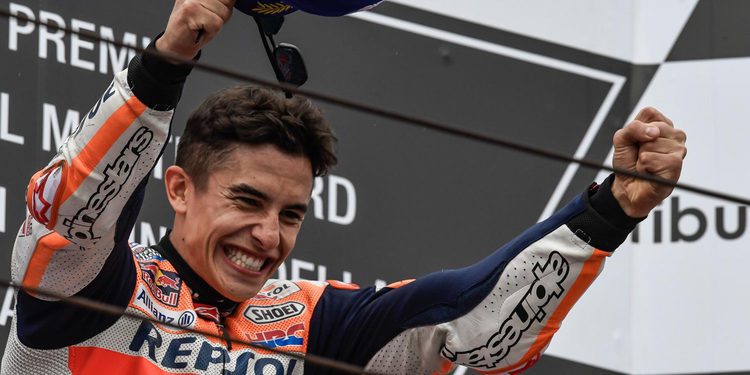 Márquez logra ganar a base de coraje