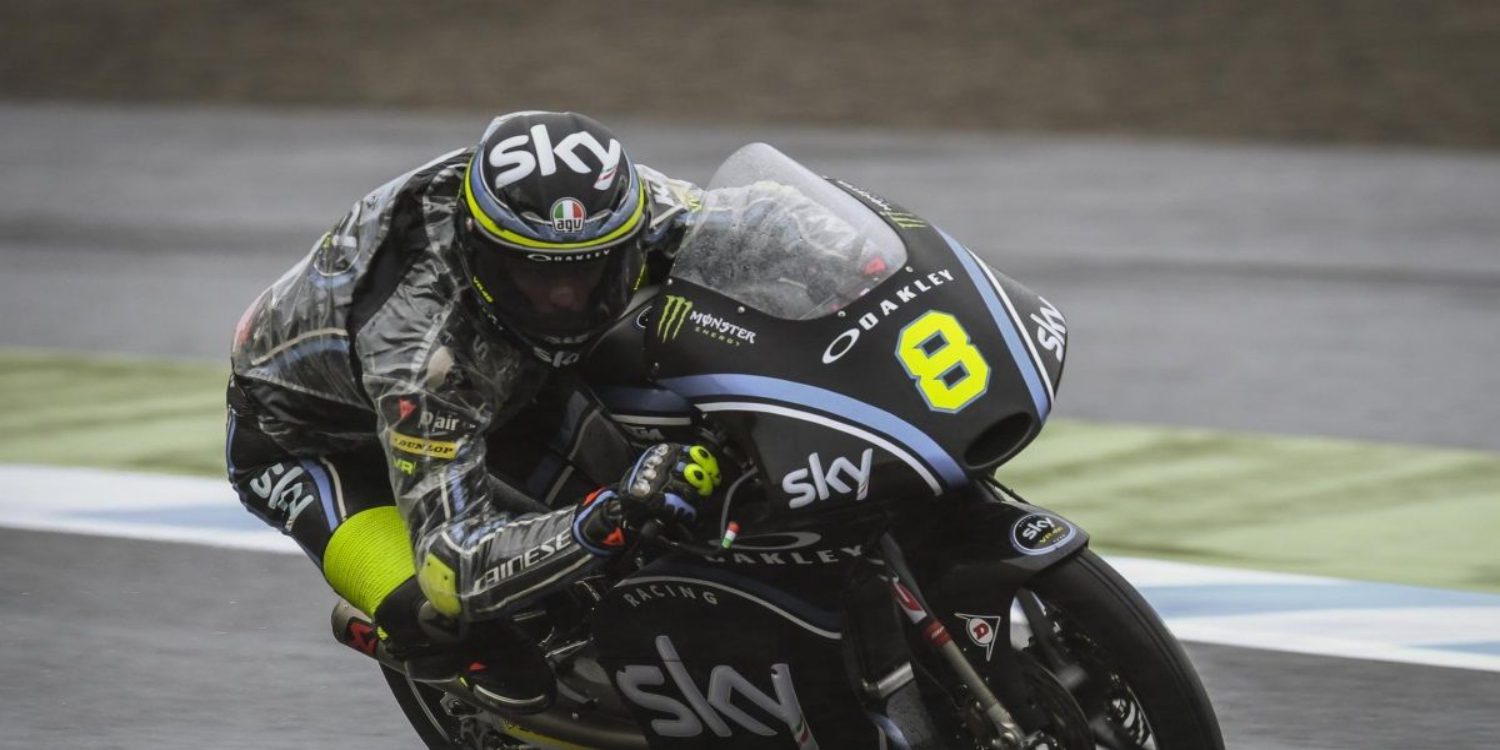 Nicolo Bulega domina una primera jornada pasada por agua