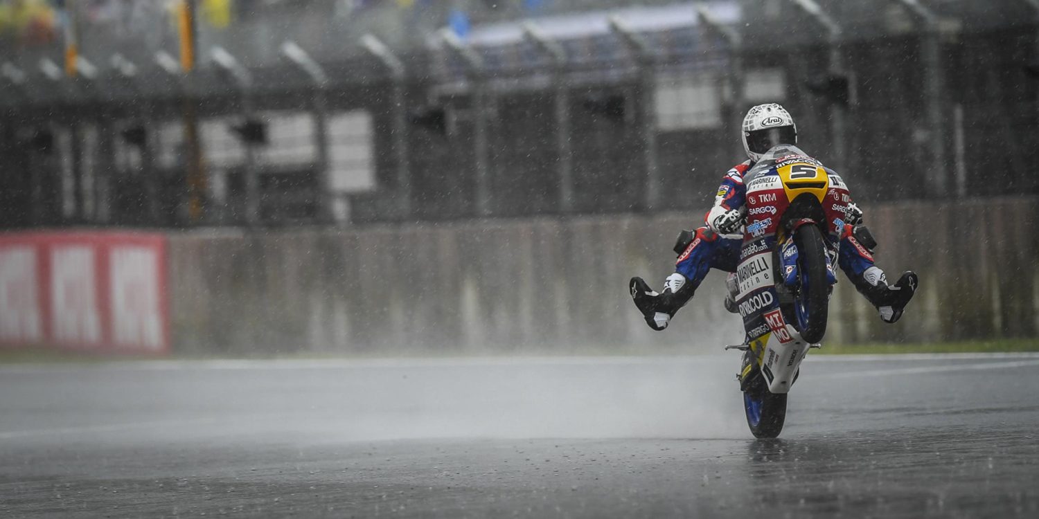 Fenati baila sobre la lluvia japonesa