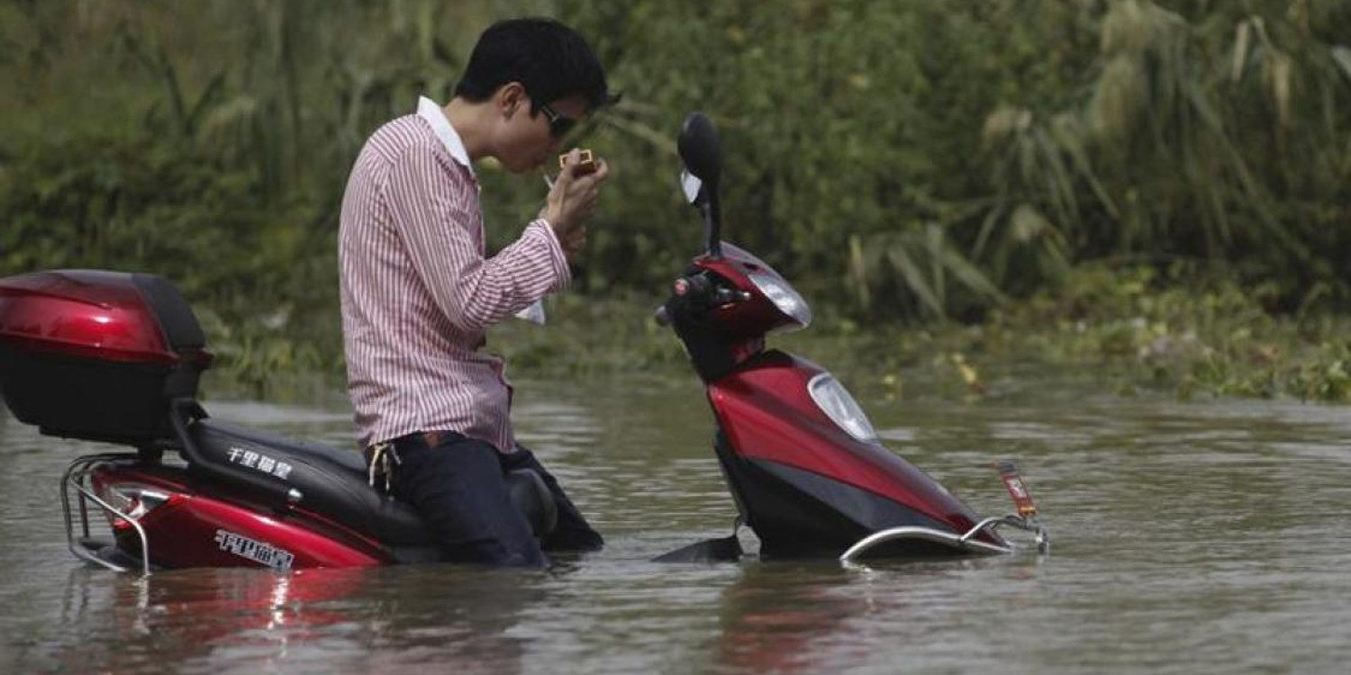 Cómo salvar nuestra moto si sufre una inundación