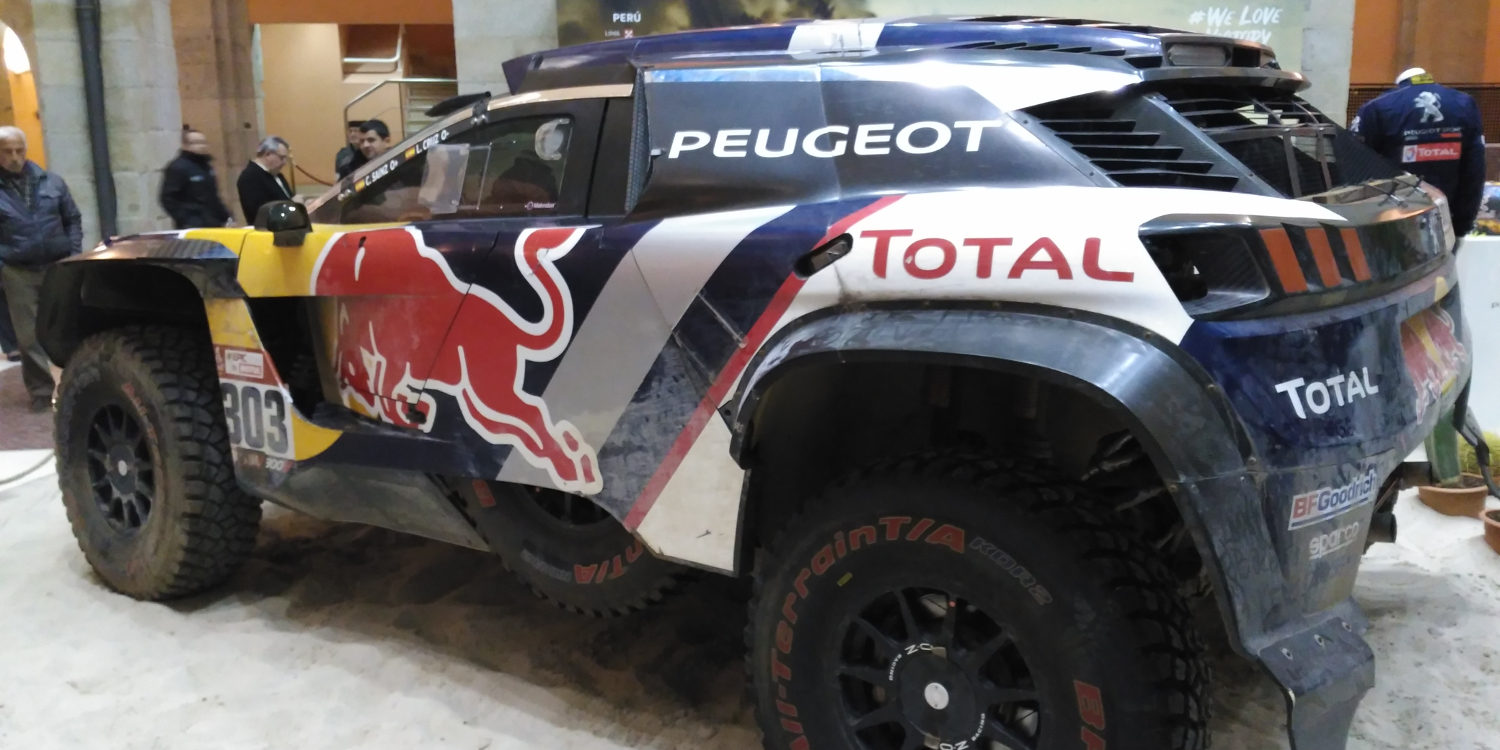 Visita la exposición de la victoria de Carlos Sainz en Madrid