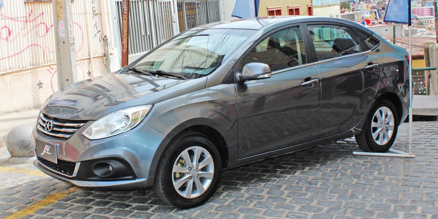 La fábrica automotriz China JAC Motors presenta el JAC J4 2018