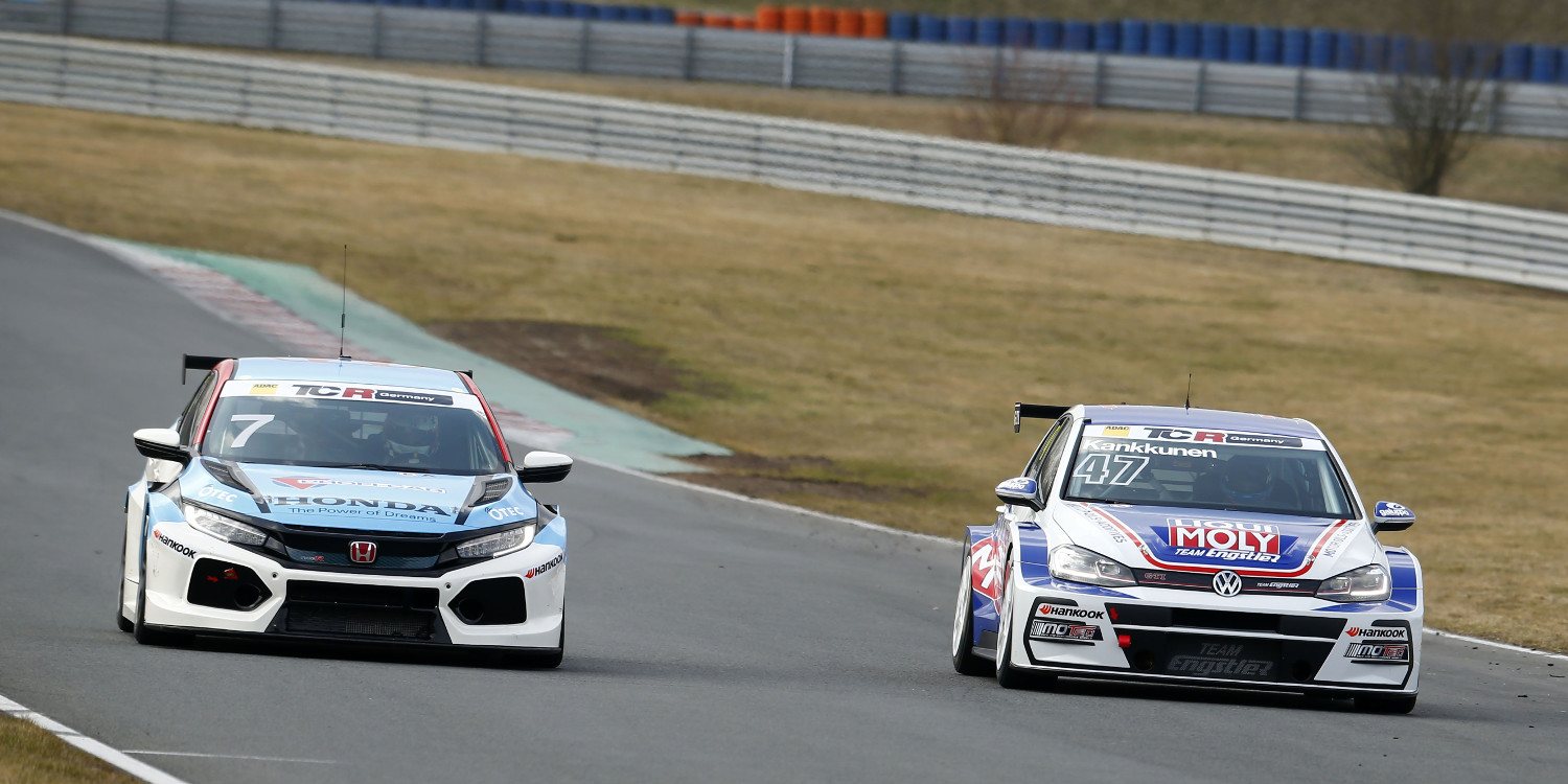 Mike Halder y Luca Engstler se reparten las 'poles' en Oschersleben