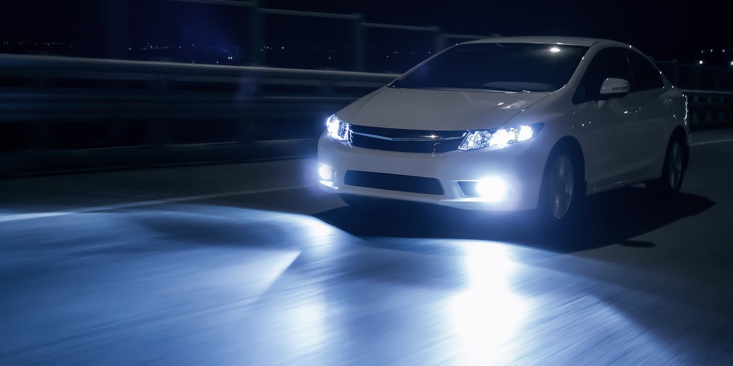 Mantenga las luces del coche al día
