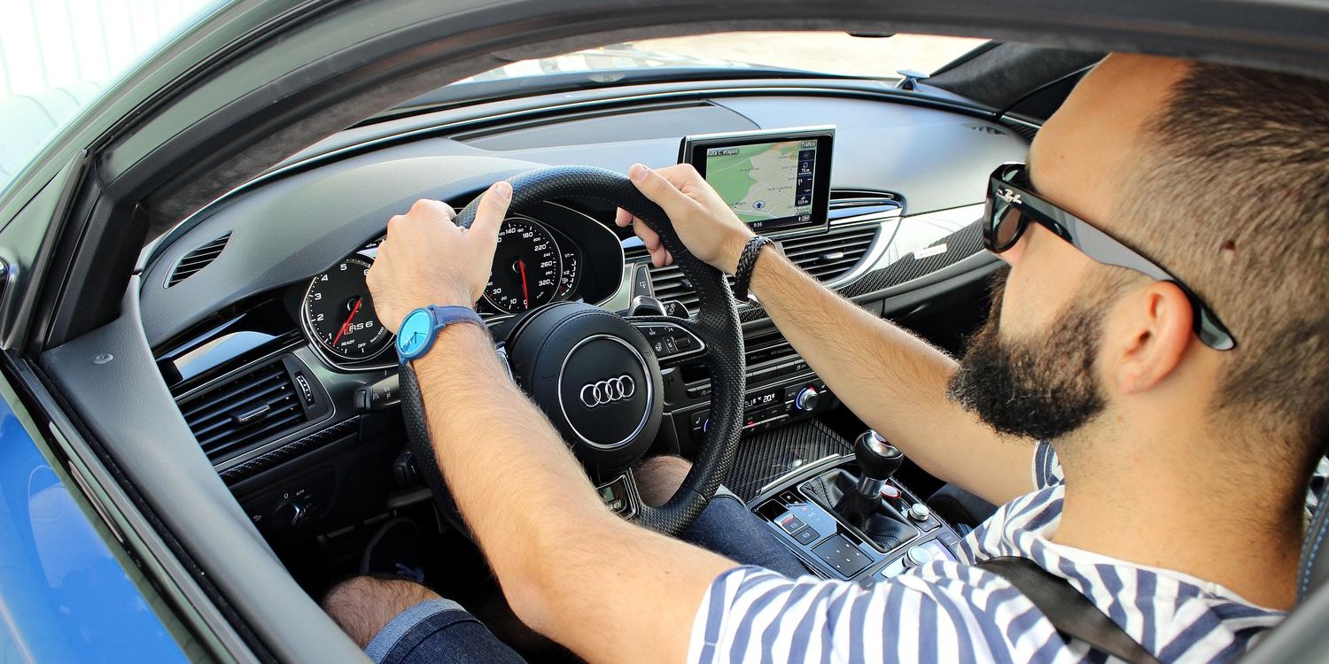 Formas incorrectas de agarrar el volante de tu coche