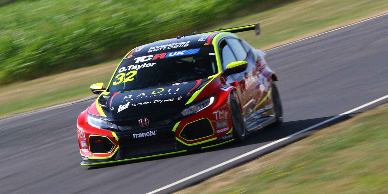 La 'pole' de Taylor hace 'historia' en las TCR Reino Unido
