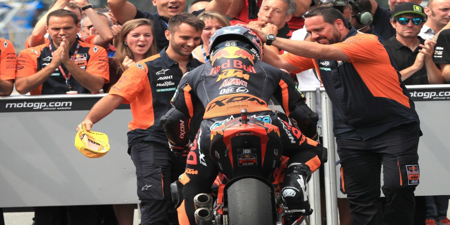 Miguel Oliveira gana en Brno al empeño de Luca Marini