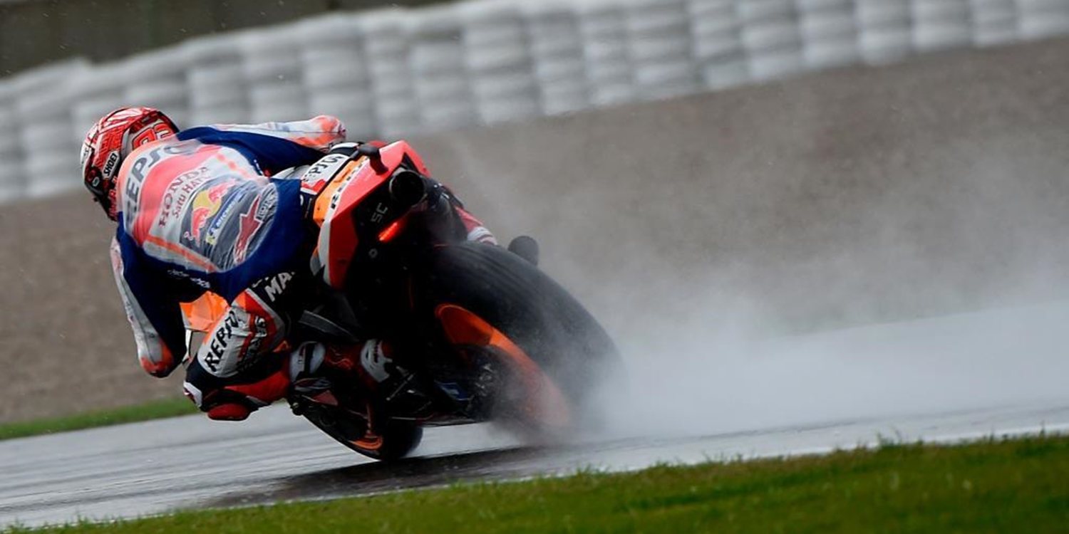 Marc Márquez lidera un día pasado por agua