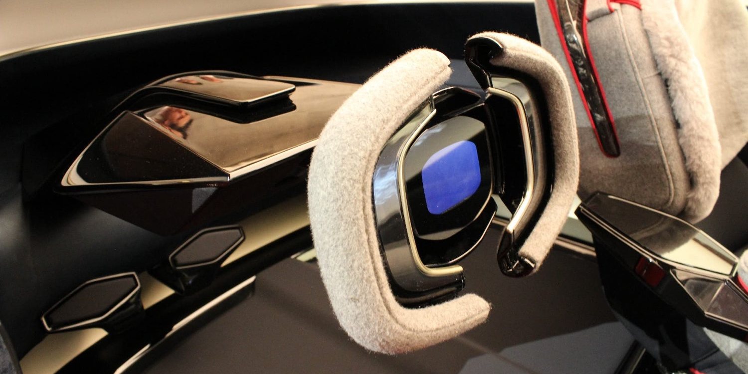 El volante automotriz, desde un simple manubrio a un dispositivo avanzado