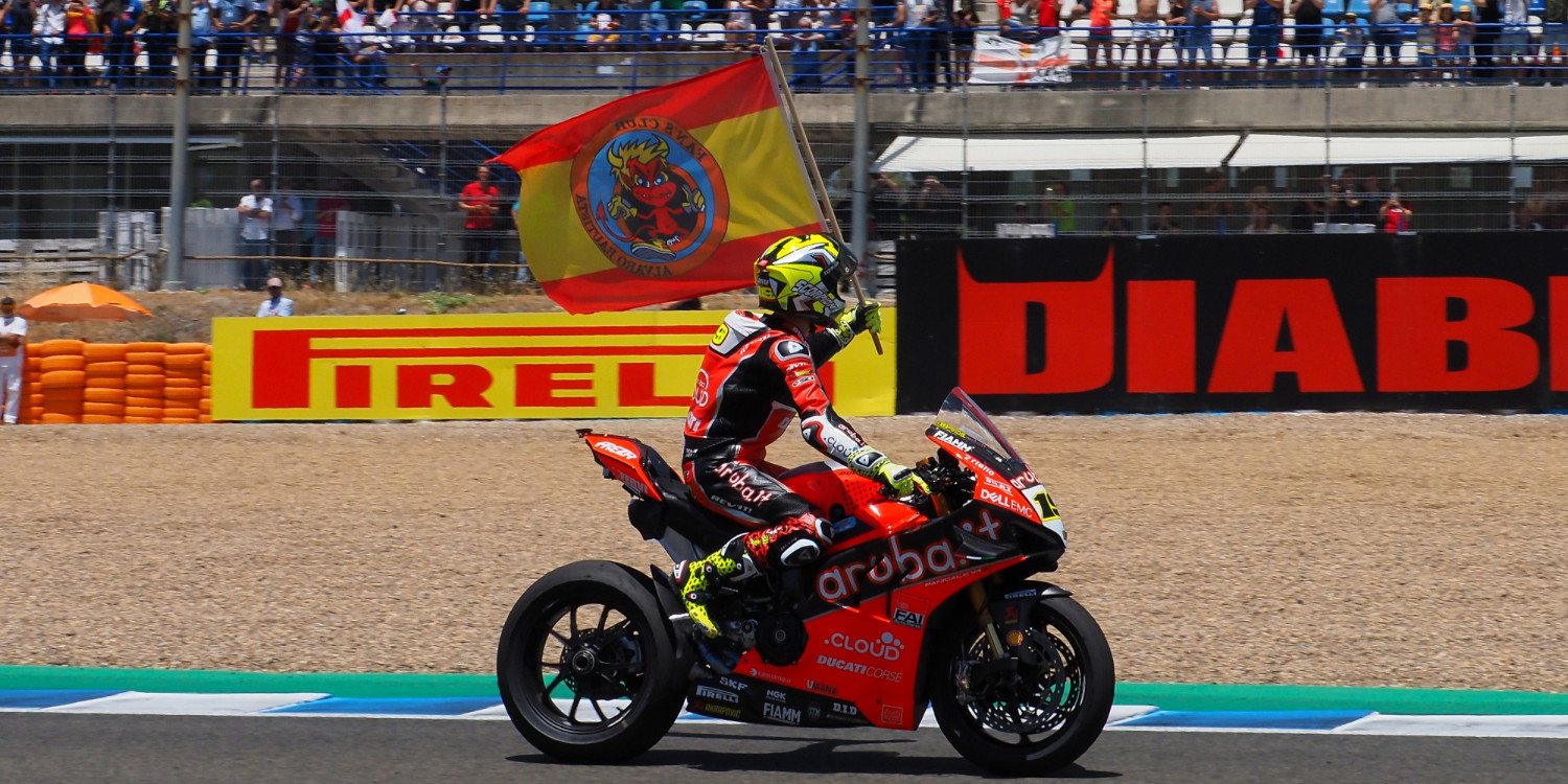 Álvaro Bautista vuelve a la victoria en Jerez