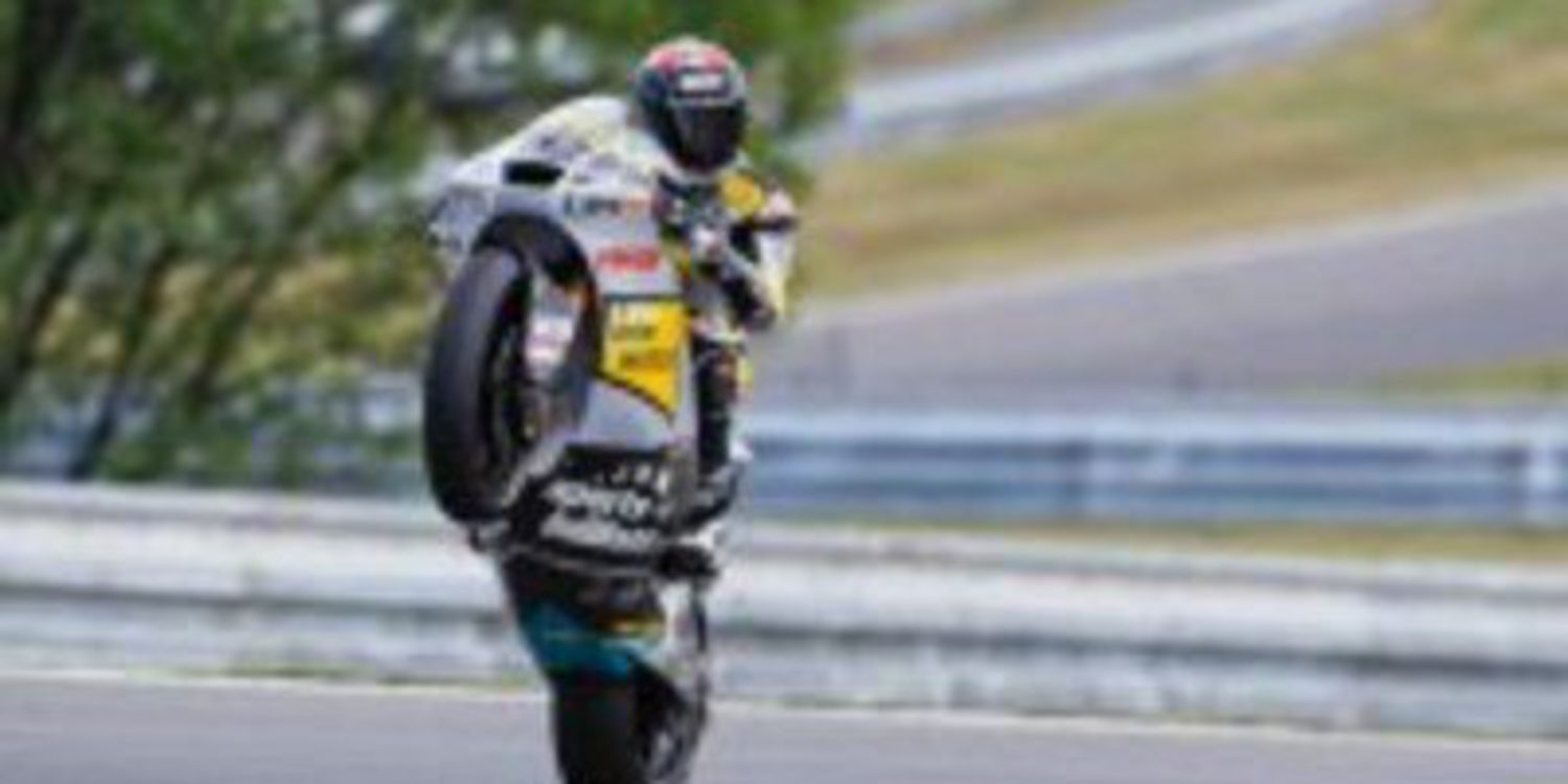 Thomas Lüthi domina los FP2 de Brno con caída incluida