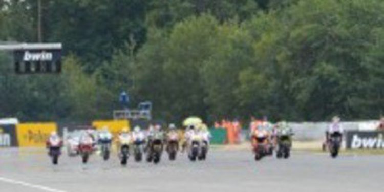 Dani Pedrosa vence en una vuelta final de infarto a Jorge Lorenzo