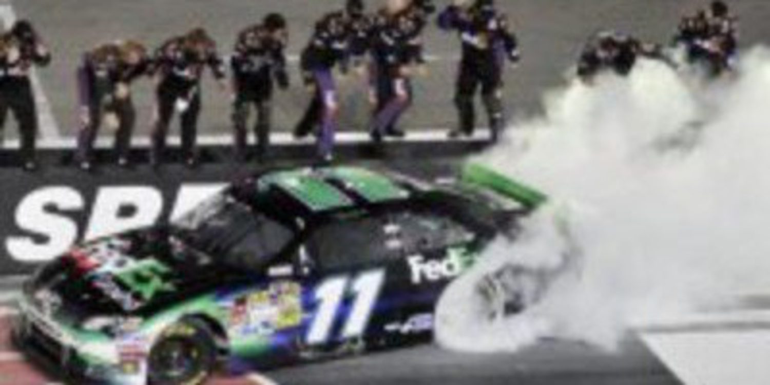 Denny Hamlin gana su primera carrera de la temporada en Bristol