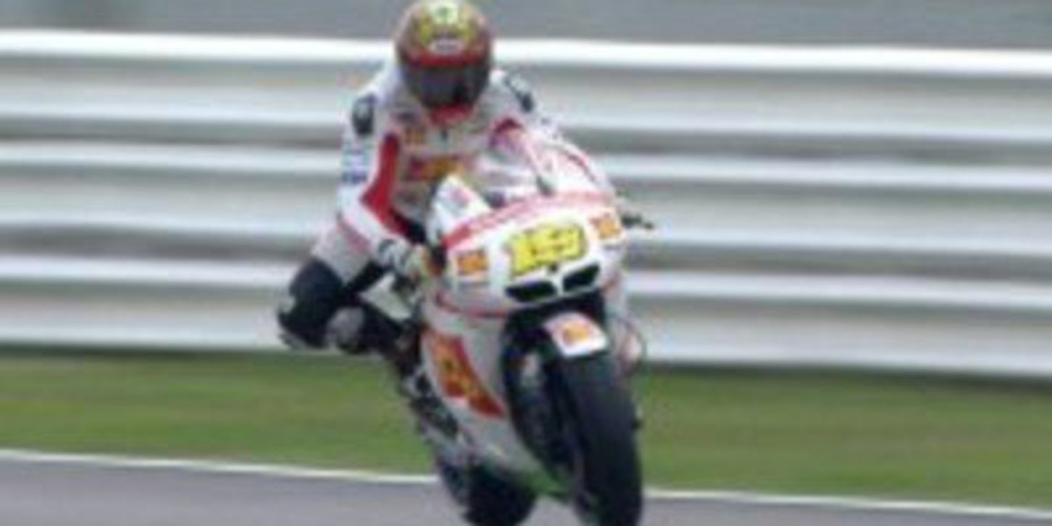 Álvaro Bautista domina los FP3 con pista semi seca en Misano