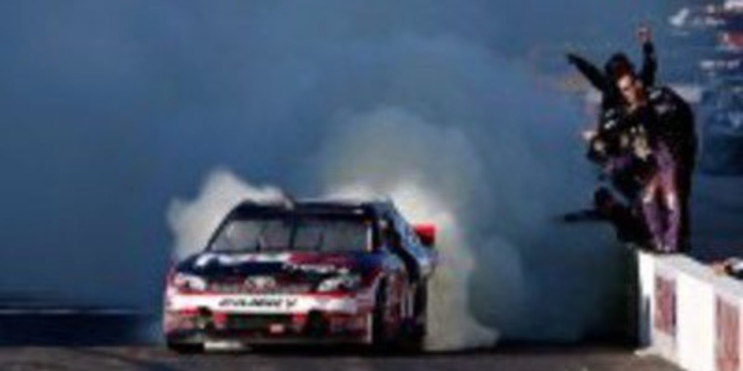 Denny Hamlin vuelve por sus fueros ganando la Sylvania 300