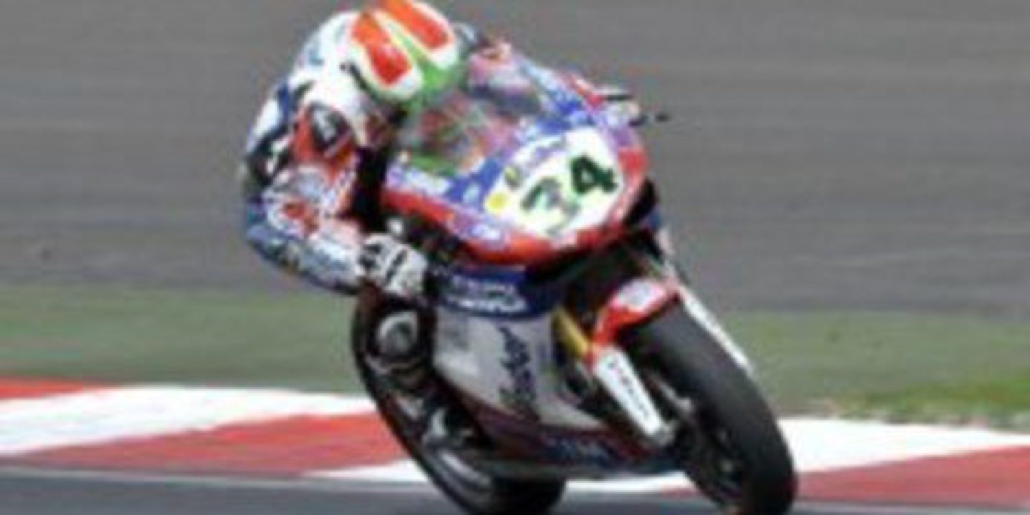 Carlos Checa y Davide Giugliano renuevan con Ducati en SuperBikes