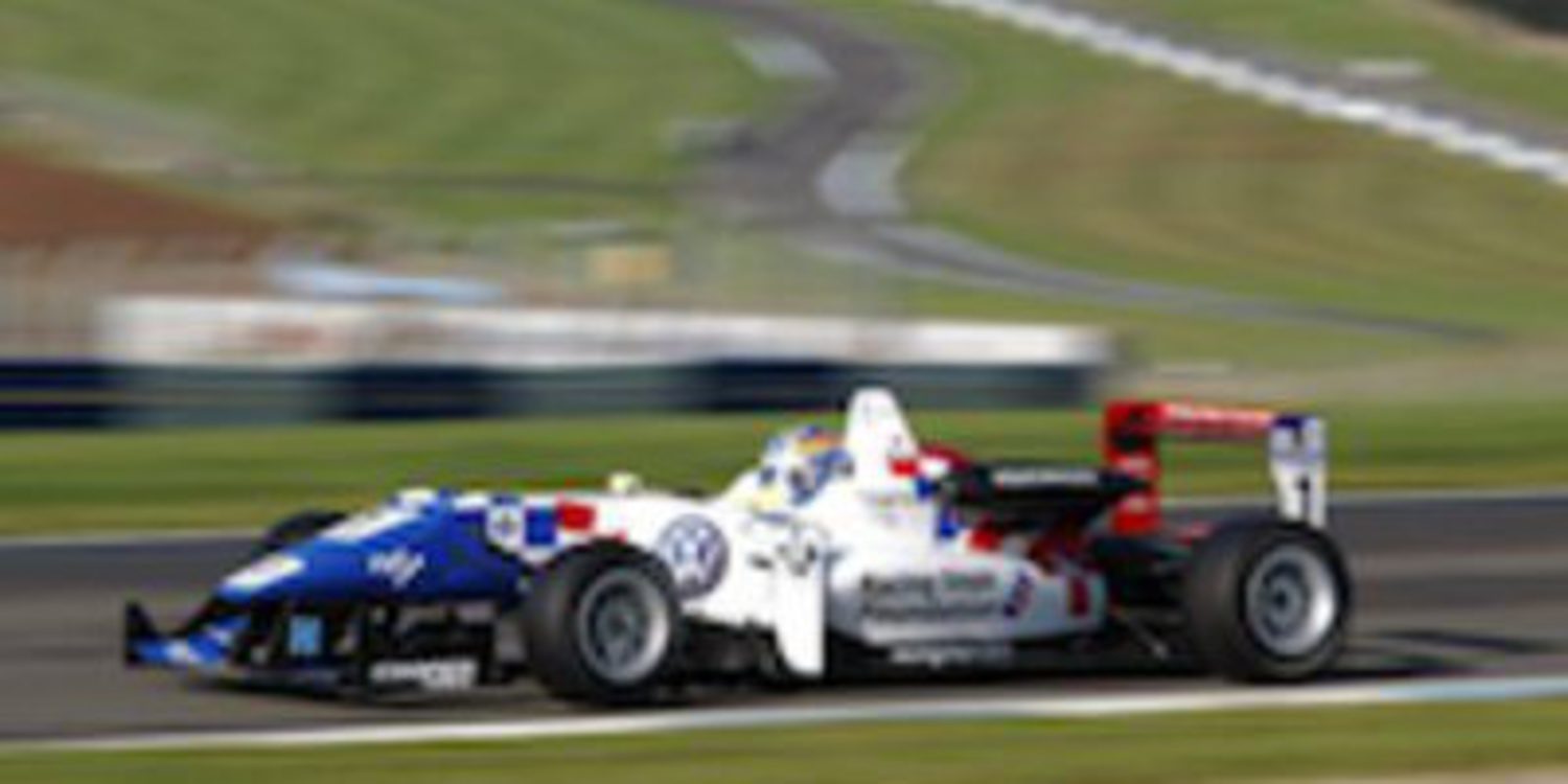 Jack Harvey lidera los libres de Donington en la batalla final por el título del Británico