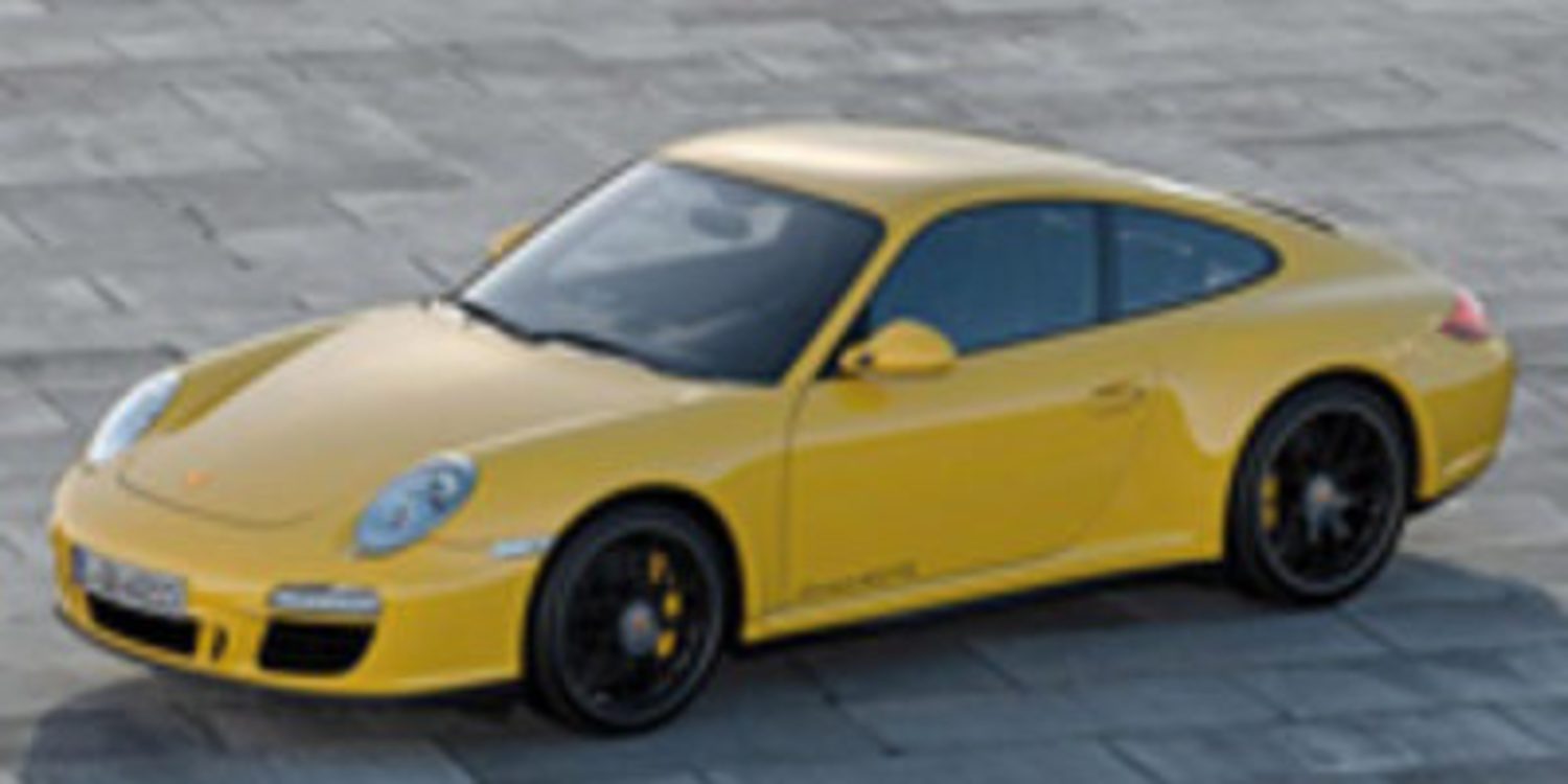 Las cámaras de seguridad de una gasolinera captan el robo de un Porsche mientras repostaba