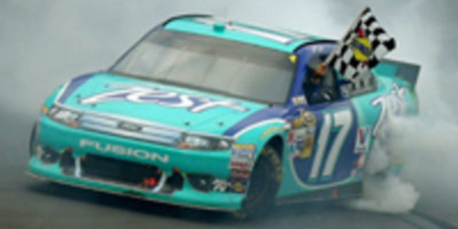 Matt Kenseth gana en Kansas entre 14 banderas amarillas