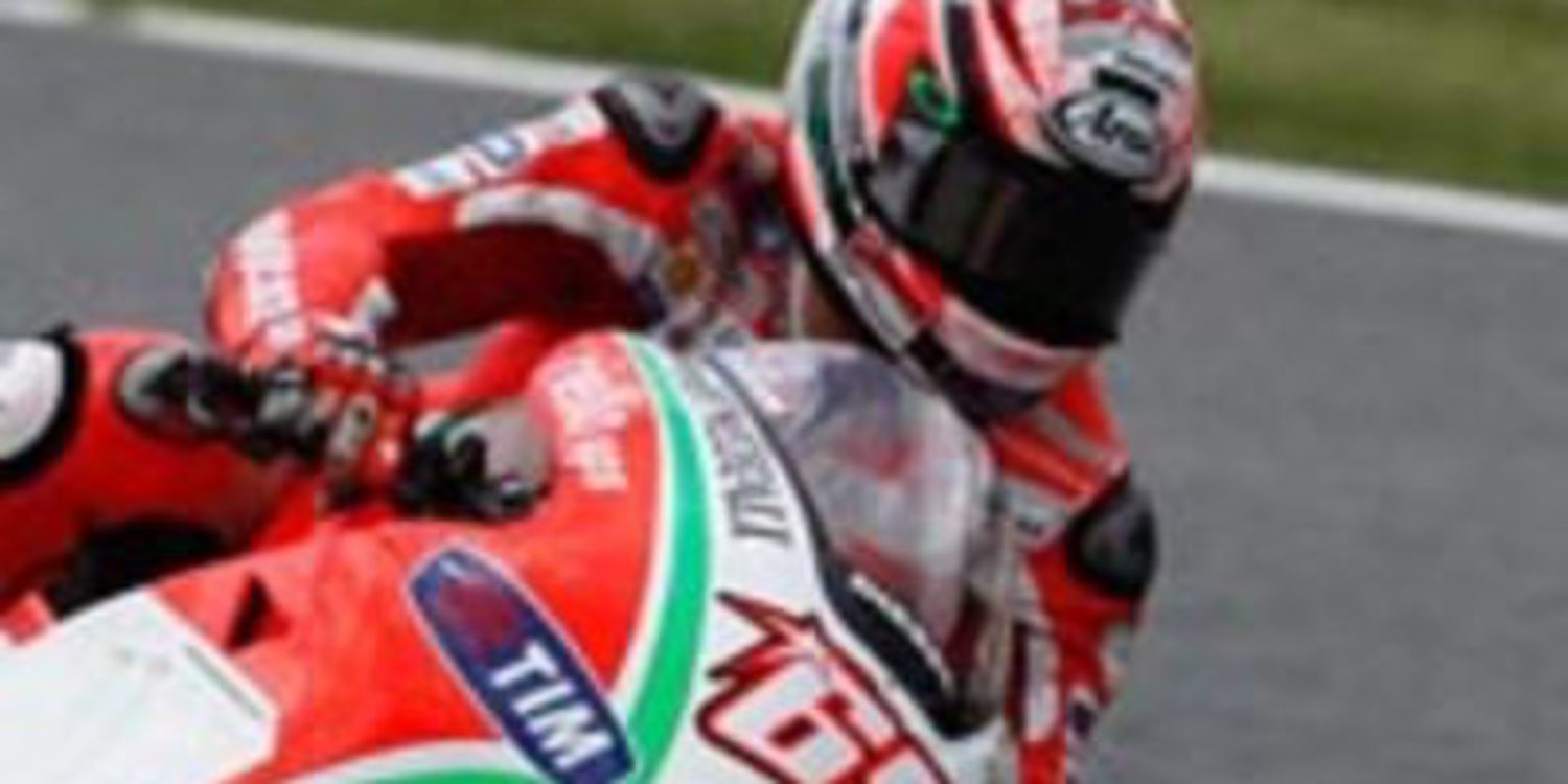 Nicky Hayden lidera sobre las aguas de los FP1 de MotoGP en Valencia