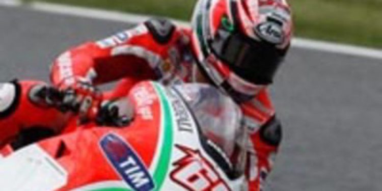 Nicky Hayden lidera sobre las aguas de los FP1 de MotoGP en Valencia