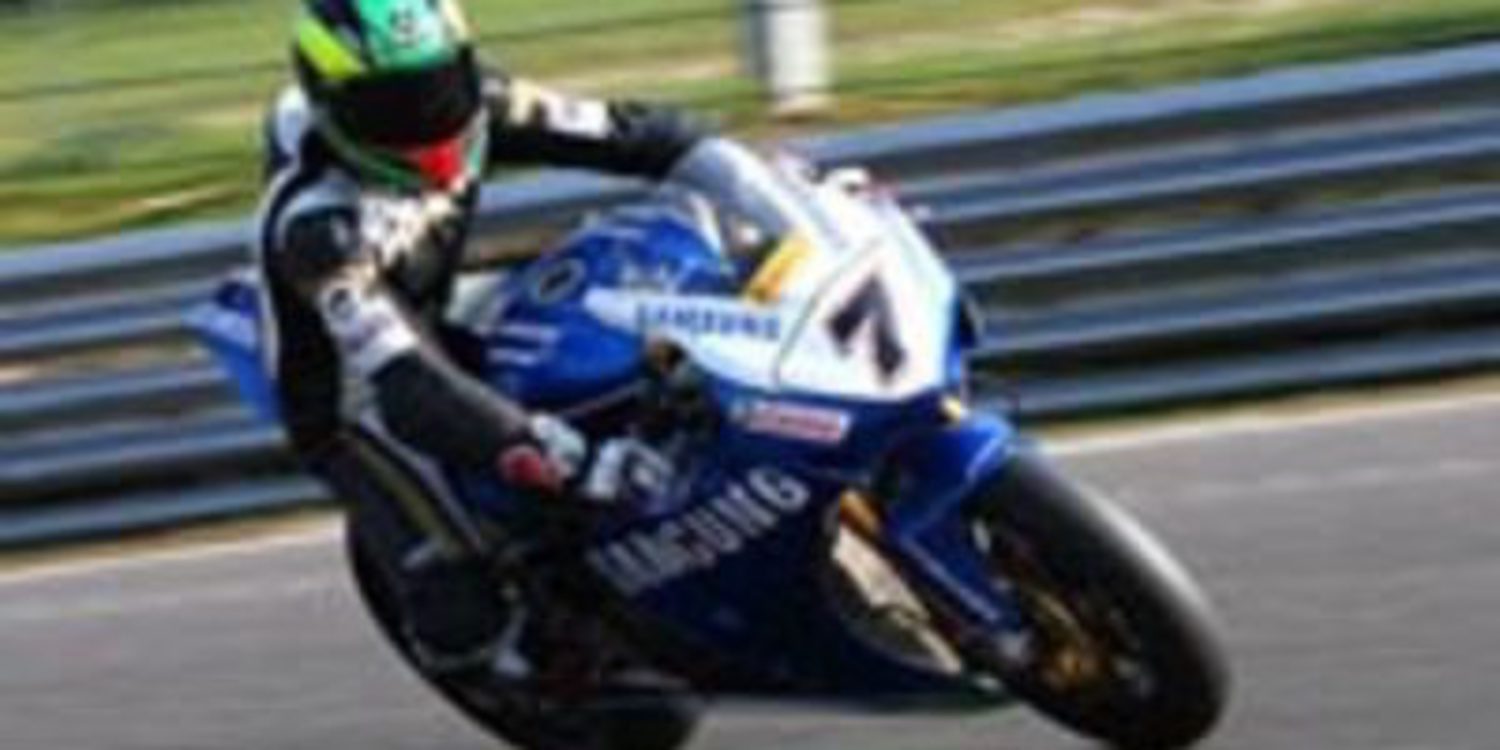 Yonny Hernández y Michael Laverty pujan por una montura de Paul Bird