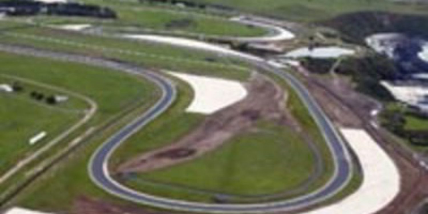 Phillip Island reasfalta su trazado bajo la mirada de Casey Stoner