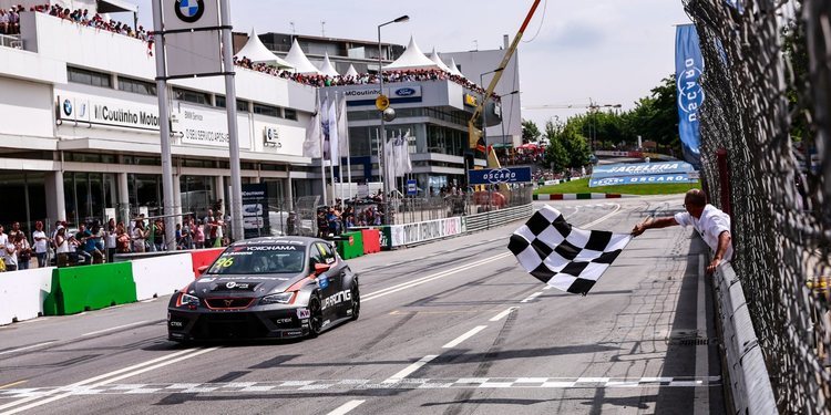 Mikel Azcona, feliz tras su primera victoria en la WTCR