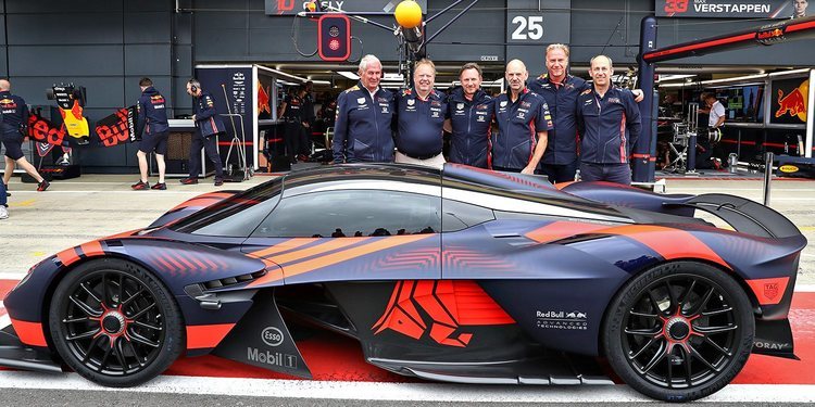 El Aston Martin Valkyrie se bautiza en Silverstone