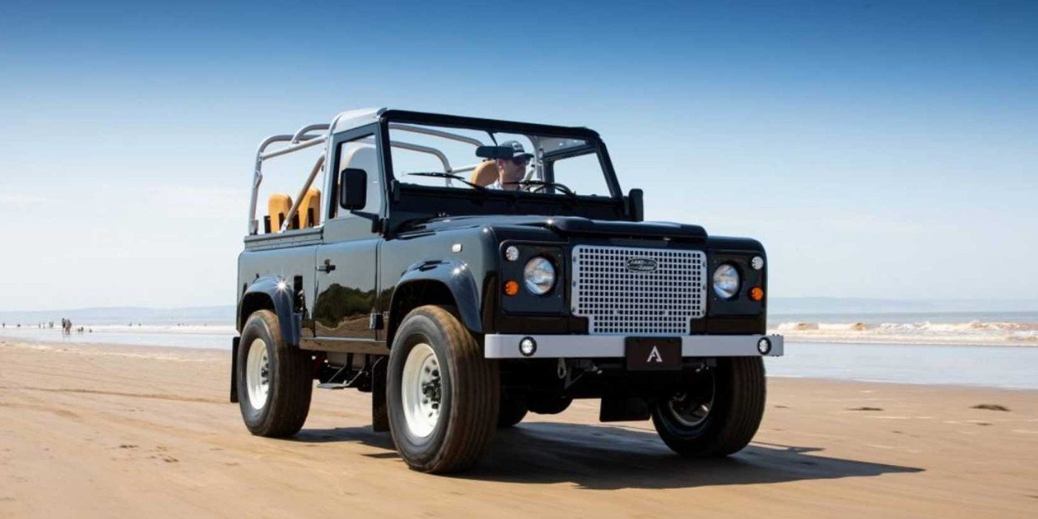 Arkonik aplicó Restomod a un Land Rover Defender 1989
