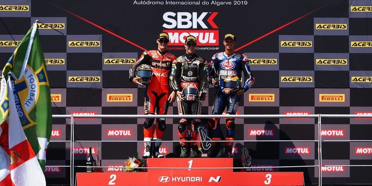 Álvaro Bautista protagoniza una remontada heroica que no evita otra victoria de Jonathan Rea