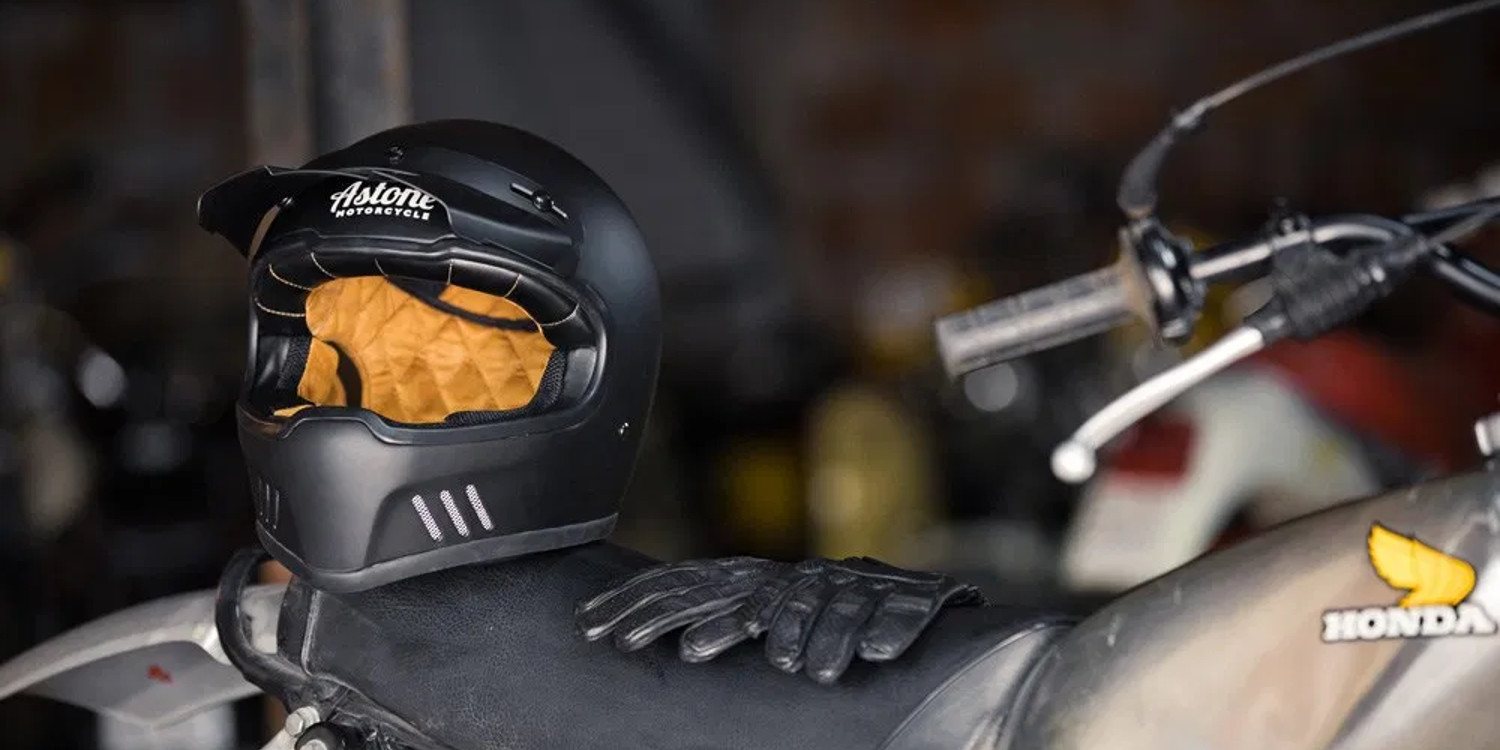 Astone presentó un casco Super Retro