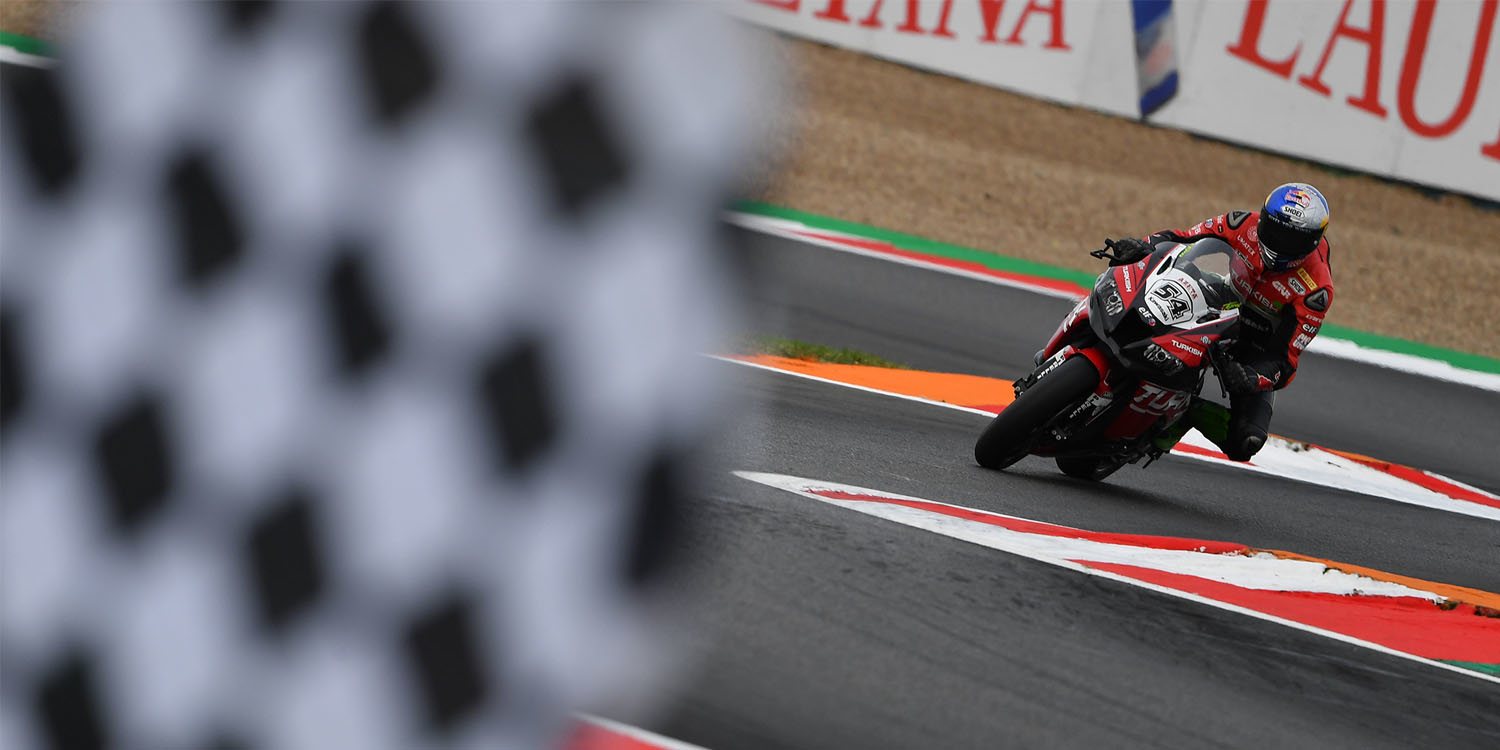 Toprak Razgatlioglu bate a Jonathan Rea en Magny-Cours
