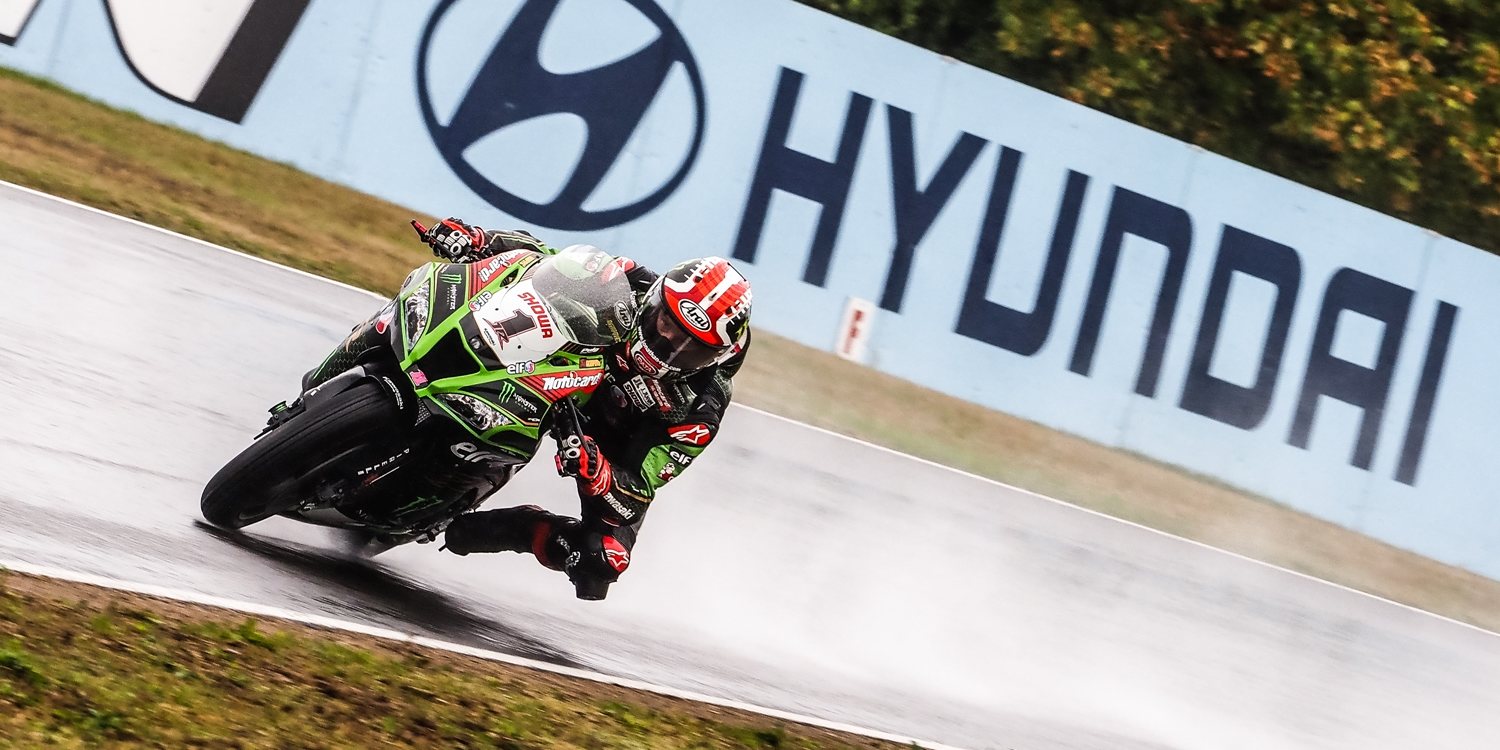 Jonathan Rea gana sobre mojado y Scott Redding salva los muebles